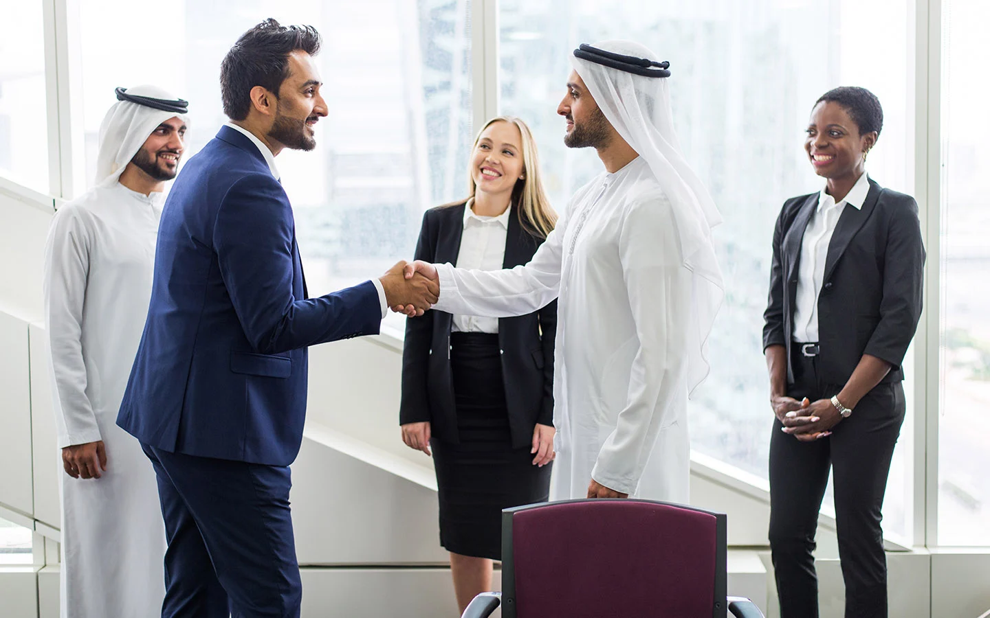 مشاور املاک در دبی در حال معرفی خانه به مشتری