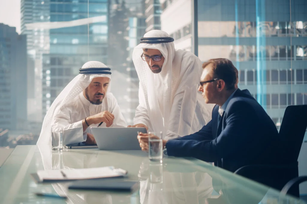 بهترین مشاوران ثبت شرکت در دبی در حال ارائه مشاوره به کارآفرین
